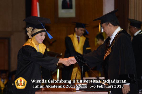 wisuda-unpad-gel-ii-ta-2012_2013-fakultas-ilmu-sosial-dan-ilmu-politik-oleh-rektor-081