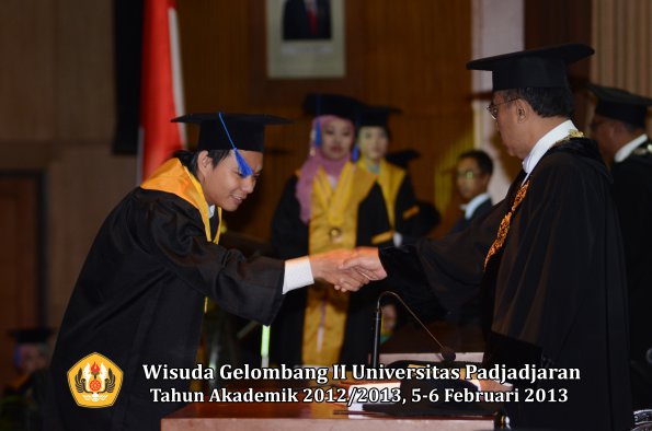 wisuda-unpad-gel-ii-ta-2012_2013-fakultas-ilmu-sosial-dan-ilmu-politik-oleh-rektor-085