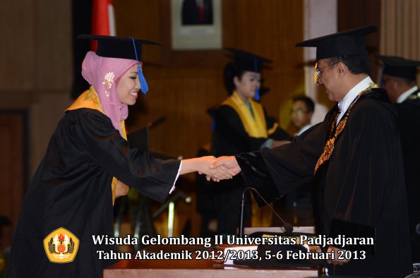 wisuda-unpad-gel-ii-ta-2012_2013-fakultas-ilmu-sosial-dan-ilmu-politik-oleh-rektor-086