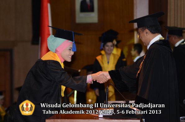 wisuda-unpad-gel-ii-ta-2012_2013-fakultas-ilmu-sosial-dan-ilmu-politik-oleh-rektor-094