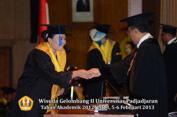 wisuda-unpad-gel-ii-ta-2012_2013-fakultas-ilmu-sosial-dan-ilmu-politik-oleh-rektor-101