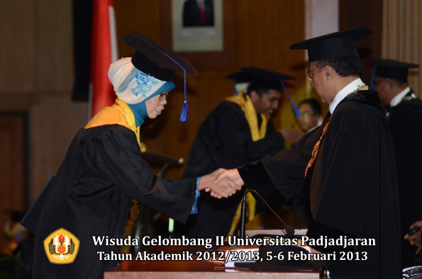 wisuda-unpad-gel-ii-ta-2012_2013-fakultas-ilmu-sosial-dan-ilmu-politik-oleh-rektor-102