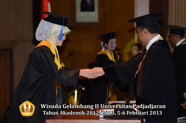 wisuda-unpad-gel-ii-ta-2012_2013-fakultas-ilmu-sosial-dan-ilmu-politik-oleh-rektor-104