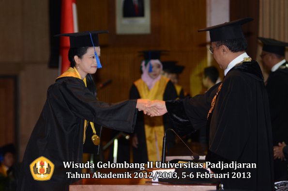 wisuda-unpad-gel-ii-ta-2012_2013-fakultas-ilmu-sosial-dan-ilmu-politik-oleh-rektor-105