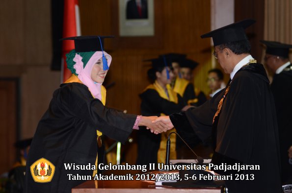 wisuda-unpad-gel-ii-ta-2012_2013-fakultas-ilmu-sosial-dan-ilmu-politik-oleh-rektor-106