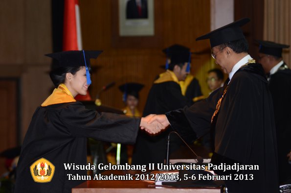 wisuda-unpad-gel-ii-ta-2012_2013-fakultas-ilmu-sosial-dan-ilmu-politik-oleh-rektor-107