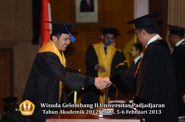 wisuda-unpad-gel-ii-ta-2012_2013-fakultas-ilmu-sosial-dan-ilmu-politik-oleh-rektor-108