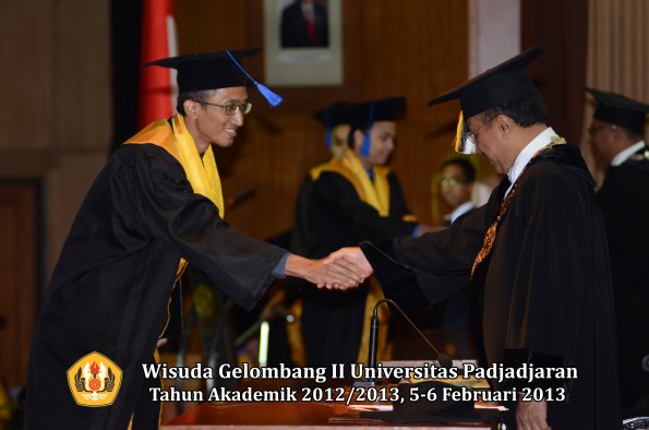 wisuda-unpad-gel-ii-ta-2012_2013-fakultas-ilmu-sosial-dan-ilmu-politik-oleh-rektor-109