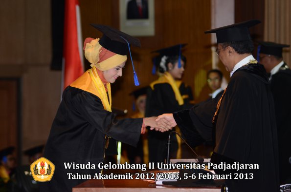 wisuda-unpad-gel-ii-ta-2012_2013-fakultas-ilmu-sosial-dan-ilmu-politik-oleh-rektor-111