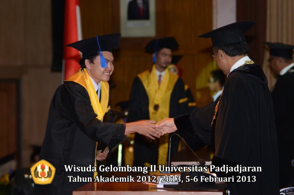 wisuda-unpad-gel-ii-ta-2012_2013-fakultas-ilmu-sosial-dan-ilmu-politik-oleh-rektor-113