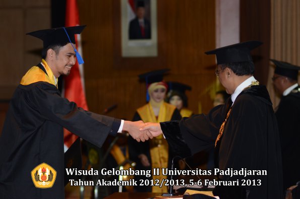 wisuda-unpad-gel-ii-ta-2012_2013-fakultas-ilmu-sosial-dan-ilmu-politik-oleh-rektor-114