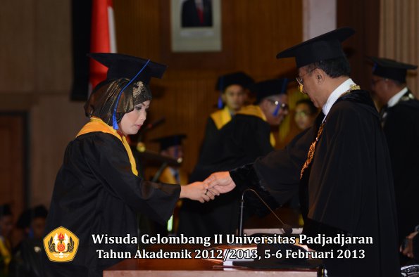 wisuda-unpad-gel-ii-ta-2012_2013-fakultas-ilmu-sosial-dan-ilmu-politik-oleh-rektor-116