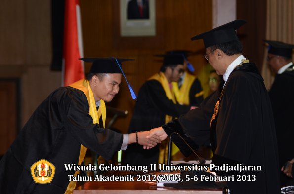 wisuda-unpad-gel-ii-ta-2012_2013-fakultas-ilmu-sosial-dan-ilmu-politik-oleh-rektor-118