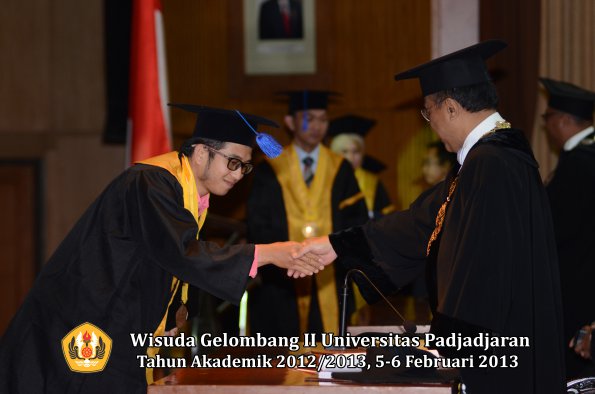 wisuda-unpad-gel-ii-ta-2012_2013-fakultas-ilmu-sosial-dan-ilmu-politik-oleh-rektor-119