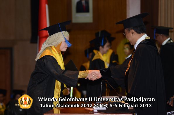 wisuda-unpad-gel-ii-ta-2012_2013-fakultas-ilmu-sosial-dan-ilmu-politik-oleh-rektor-122