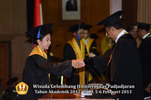 wisuda-unpad-gel-ii-ta-2012_2013-fakultas-ilmu-sosial-dan-ilmu-politik-oleh-rektor-123