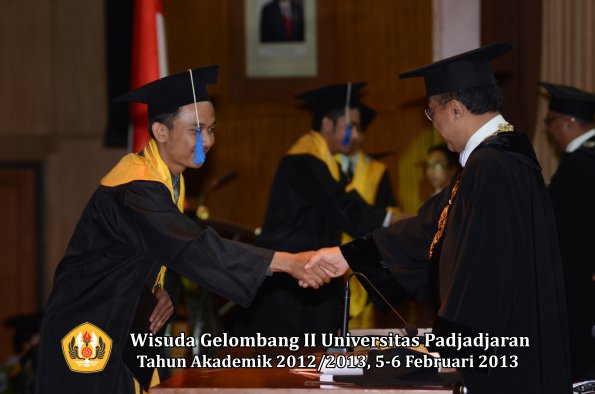 wisuda-unpad-gel-ii-ta-2012_2013-fakultas-ilmu-sosial-dan-ilmu-politik-oleh-rektor-124