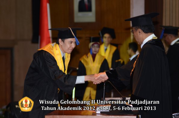 wisuda-unpad-gel-ii-ta-2012_2013-fakultas-ilmu-sosial-dan-ilmu-politik-oleh-rektor-126