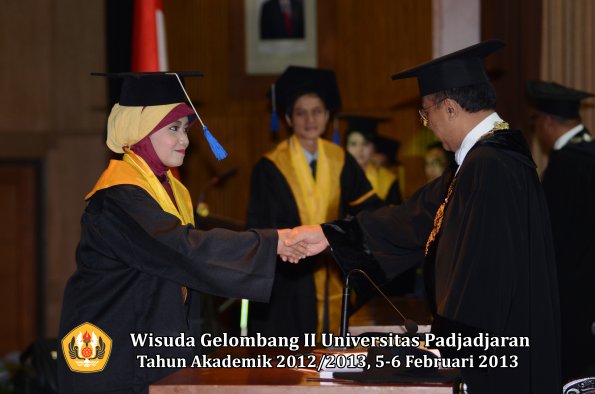 wisuda-unpad-gel-ii-ta-2012_2013-fakultas-ilmu-sosial-dan-ilmu-politik-oleh-rektor-127