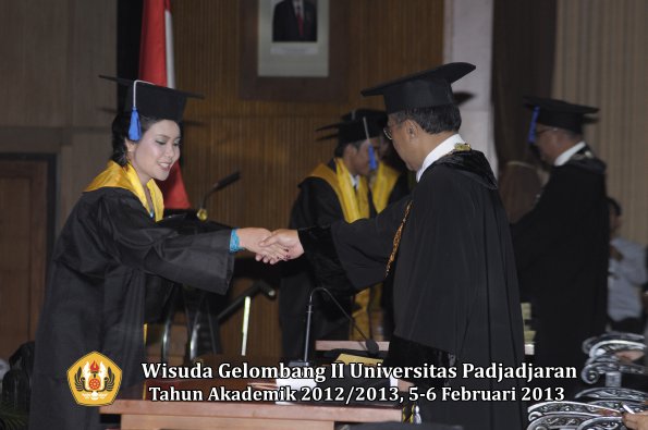 wisuda-unpad-gel-ii-ta-2012_2013-fakultas-ilmu-sosial-dan-ilmu-politik-oleh-rektor-129