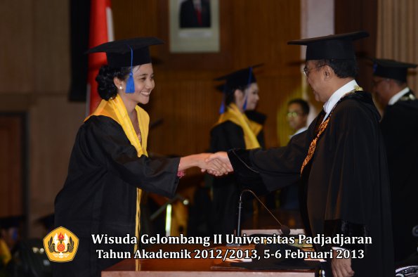 wisuda-unpad-gel-ii-ta-2012_2013-fakultas-ilmu-sosial-dan-ilmu-politik-oleh-rektor-134