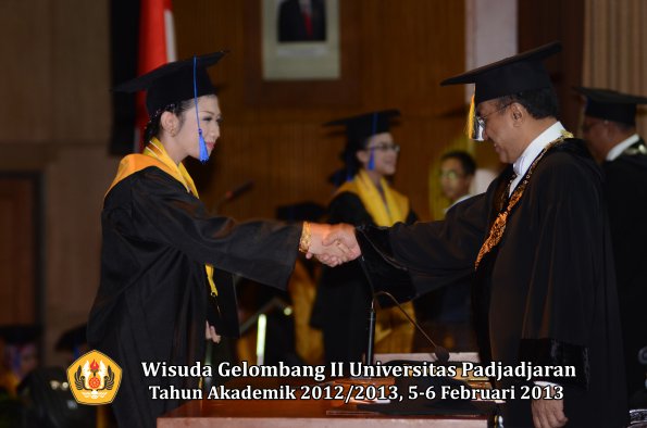 wisuda-unpad-gel-ii-ta-2012_2013-fakultas-ilmu-sosial-dan-ilmu-politik-oleh-rektor-135