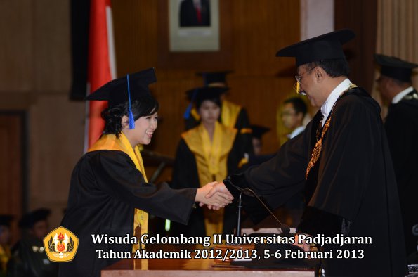 wisuda-unpad-gel-ii-ta-2012_2013-fakultas-ilmu-sosial-dan-ilmu-politik-oleh-rektor-137