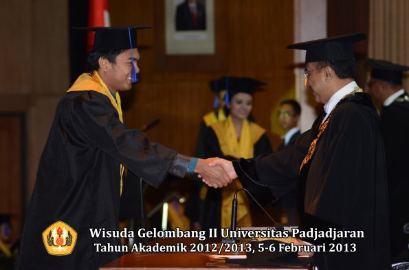 wisuda-unpad-gel-ii-ta-2012_2013-fakultas-ilmu-sosial-dan-ilmu-politik-oleh-rektor-139