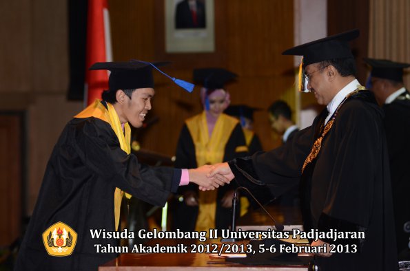 wisuda-unpad-gel-ii-ta-2012_2013-fakultas-ilmu-sosial-dan-ilmu-politik-oleh-rektor-142