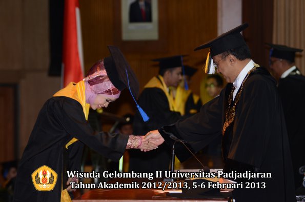 wisuda-unpad-gel-ii-ta-2012_2013-fakultas-ilmu-sosial-dan-ilmu-politik-oleh-rektor-143