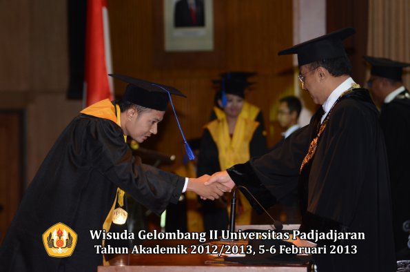 wisuda-unpad-gel-ii-ta-2012_2013-fakultas-ilmu-sosial-dan-ilmu-politik-oleh-rektor-144