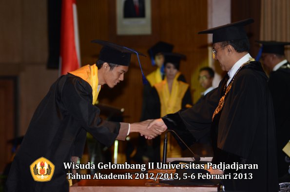 wisuda-unpad-gel-ii-ta-2012_2013-fakultas-ilmu-sosial-dan-ilmu-politik-oleh-rektor-146