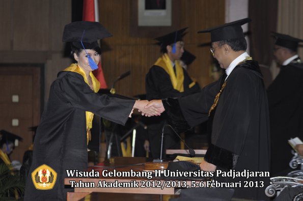 wisuda-unpad-gel-ii-ta-2012_2013-fakultas-ilmu-sosial-dan-ilmu-politik-oleh-rektor-147