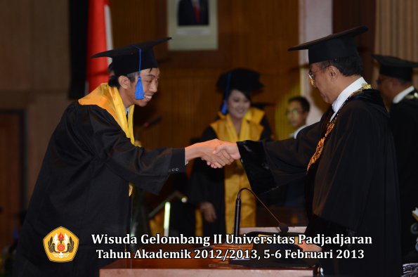 wisuda-unpad-gel-ii-ta-2012_2013-fakultas-ilmu-sosial-dan-ilmu-politik-oleh-rektor-148