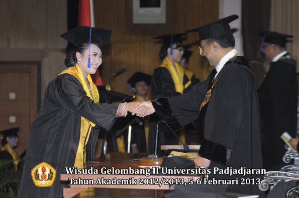 wisuda-unpad-gel-ii-ta-2012_2013-fakultas-ilmu-sosial-dan-ilmu-politik-oleh-rektor-149