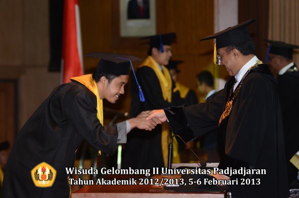 wisuda-unpad-gel-ii-ta-2012_2013-fakultas-ilmu-sosial-dan-ilmu-politik-oleh-rektor-152