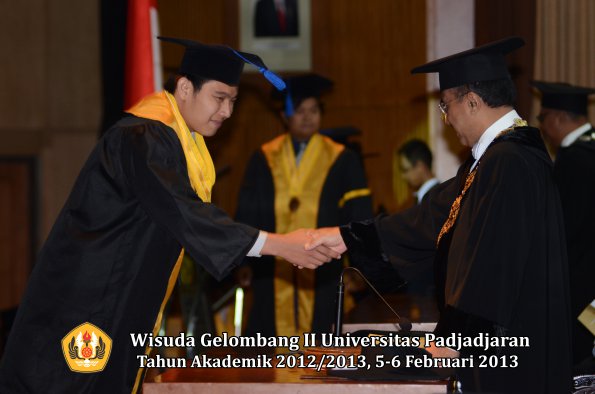 wisuda-unpad-gel-ii-ta-2012_2013-fakultas-ilmu-sosial-dan-ilmu-politik-oleh-rektor-153