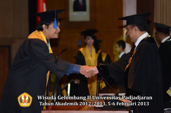 wisuda-unpad-gel-ii-ta-2012_2013-fakultas-ilmu-sosial-dan-ilmu-politik-oleh-rektor-154