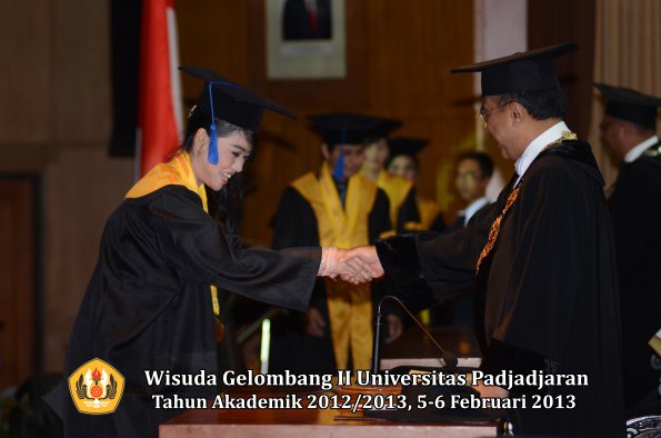 wisuda-unpad-gel-ii-ta-2012_2013-fakultas-ilmu-sosial-dan-ilmu-politik-oleh-rektor-155