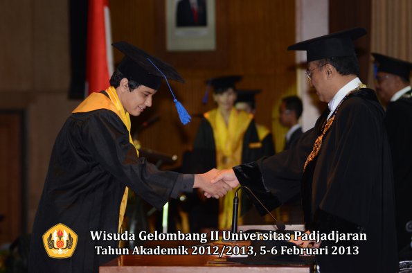 wisuda-unpad-gel-ii-ta-2012_2013-fakultas-ilmu-sosial-dan-ilmu-politik-oleh-rektor-156