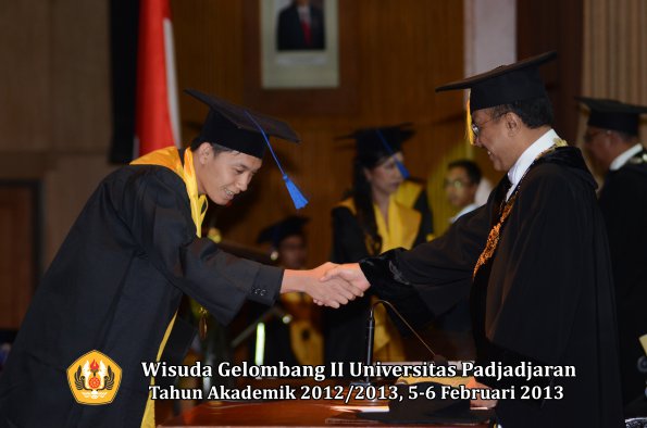 wisuda-unpad-gel-ii-ta-2012_2013-fakultas-ilmu-sosial-dan-ilmu-politik-oleh-rektor-159