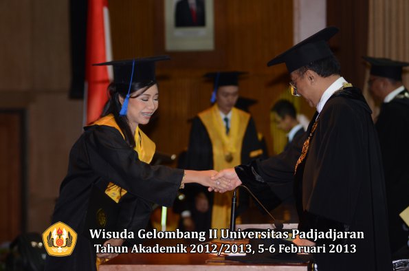 wisuda-unpad-gel-ii-ta-2012_2013-fakultas-ilmu-sosial-dan-ilmu-politik-oleh-rektor-160