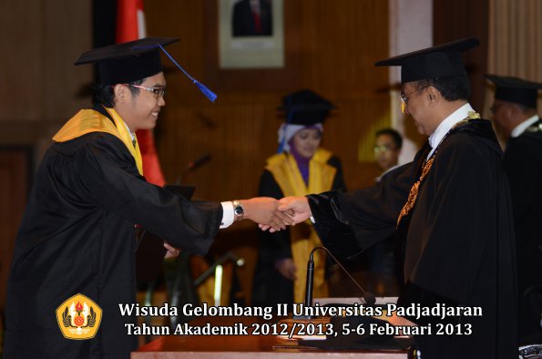 wisuda-unpad-gel-ii-ta-2012_2013-fakultas-ilmu-sosial-dan-ilmu-politik-oleh-rektor-163