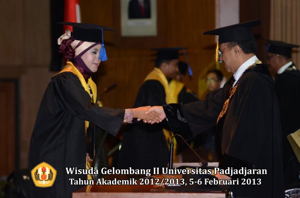 wisuda-unpad-gel-ii-ta-2012_2013-fakultas-ilmu-sosial-dan-ilmu-politik-oleh-rektor-166