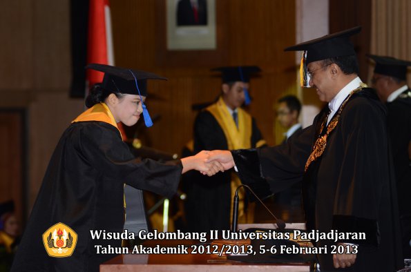 wisuda-unpad-gel-ii-ta-2012_2013-fakultas-ilmu-sosial-dan-ilmu-politik-oleh-rektor-177