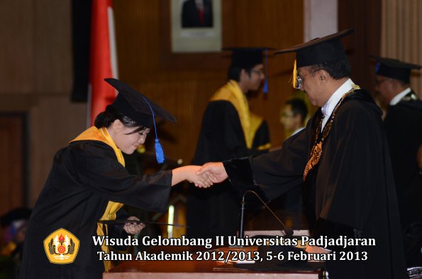 wisuda-unpad-gel-ii-ta-2012_2013-fakultas-ilmu-sosial-dan-ilmu-politik-oleh-rektor-179