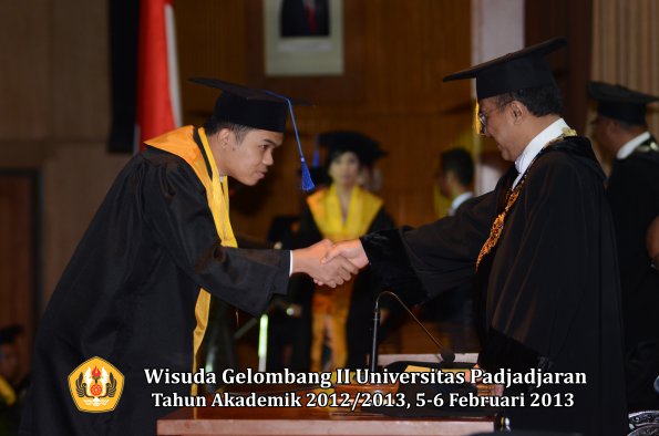 wisuda-unpad-gel-ii-ta-2012_2013-fakultas-ilmu-sosial-dan-ilmu-politik-oleh-rektor-182