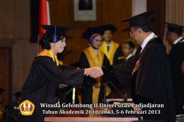 wisuda-unpad-gel-ii-ta-2012_2013-fakultas-ilmu-sosial-dan-ilmu-politik-oleh-rektor-183