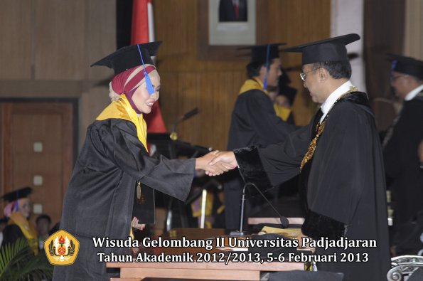 wisuda-unpad-gel-ii-ta-2012_2013-fakultas-ilmu-sosial-dan-ilmu-politik-oleh-rektor-184