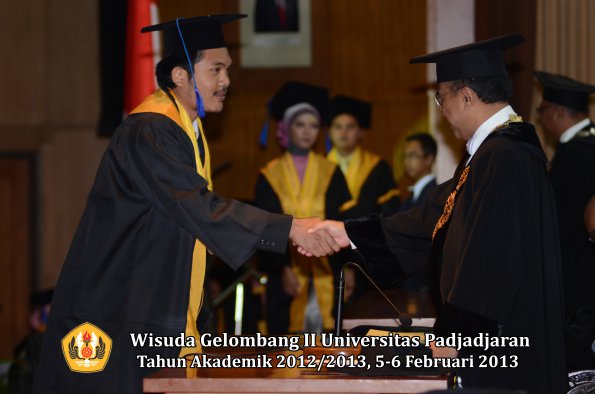 wisuda-unpad-gel-ii-ta-2012_2013-fakultas-ilmu-sosial-dan-ilmu-politik-oleh-rektor-185